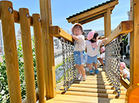 屋上の遊具で遊ぶ様子